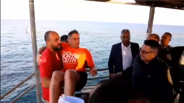 Seize personnes, dont des étrangers, sont portées disparues et 28 ont été secoures après le naufrage d'un bateau de tourisme en mer Rouge au large de l'Egypte, ont annoncé lundi les autorités égyptiennes.