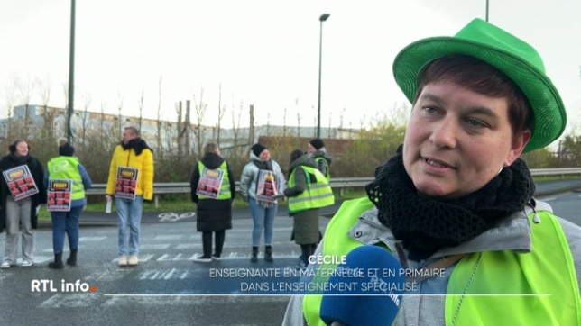 Des enseignants ont distribué des tracts aux automobilistes au rond-point du Cora et leur ont détaillé leurs inquiétudes pour l'avenir.