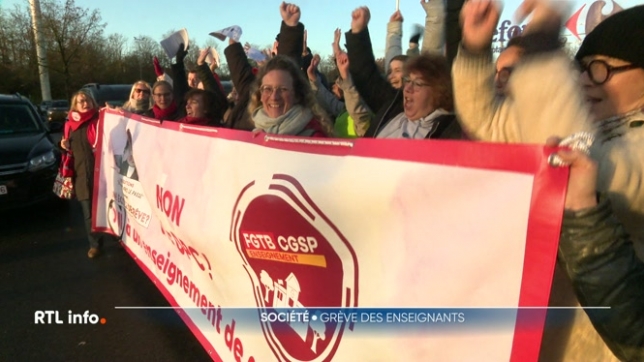 Un exemple de cette mobilisation des enseignants. Des professeurs de tous types d'enseignements et de tous les niveaux se sont rassemblés pour se faire entendre : des piquets symboliques pour des craintes bien réelles.