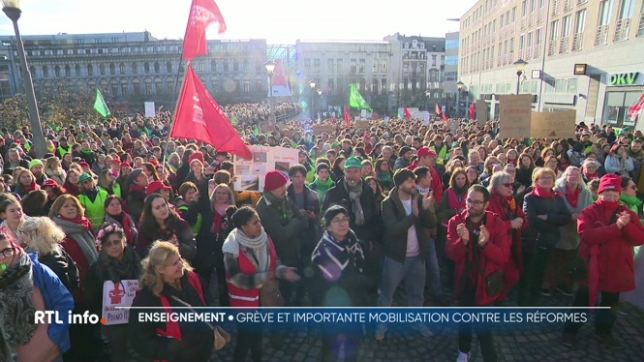 Des professeurs de tous types d'enseignements et de tous les niveaux se sont rassemblés aux 4 coins de Wallonie et de Bruxelles pour se faire entendre : des piquets symboliques pour des craintes bien réelles.