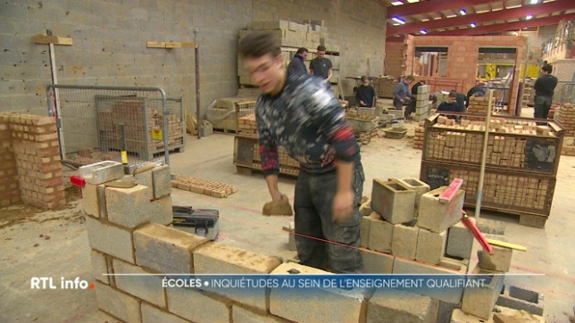 Que vont devenir les professeurs dont les options seront supprimées dans l'enseignement qualifiant ? La suppression de la 7ème année dans l'enseignement technique de qualification suscite aussi l'inquiétude.  Les syndicats parlent de 550 temps pleins supprimés d'ici la rentrée prochaine.