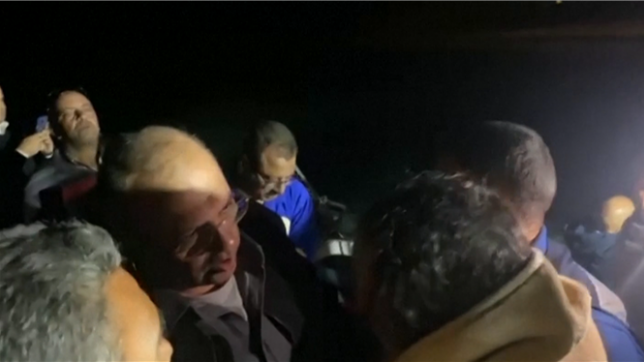 Les survivants secourus après le naufrage d'un bateau au large des côtes égyptiennes de la mer Rouge ont été accueillis par les autorités locales de Marsa Alam, selon une vidéo diffusée par le gouvernement égyptien. Quatre corps ont été retrouvés et les équipes de secours recherchent toujours sept personnes disparues, a indiqué le gouvernorat de la mer Rouge dans un communiqué. Le gouverneur de la province, Amr Hanafi, a déclaré que les équipes de secours ont retrouvé cinq personnes vivantes mardi, dont deux touristes belges, un Suisse, un Finlandais et un Egyptien, ce qui porte le nombre total de survivants à 33.