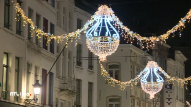 À deux jours de l'ouverture des plaisirs d'Hiver de Bruxelles, la capitale se pare déjà de multiples illuminations dans les artères commerçantes. Le public pourra également découvrir un spectacle de mapping lumineux interactif place du jeu de Balle.