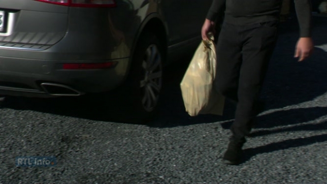 Gokhan en a marre de la qualité des sacs-poubelles qu'il estime être médiocre. Encore récemment, un de ses sacs s'est cassé pendant qu'un ouvrier le ramassait. Pourquoi donc ces sacs semblent-ils de mauvaise qualité, comment sont-ils fabriqués et contrôlés ? Notre équipe a mené l'enquête.