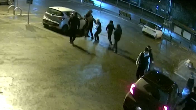 Tout le monde veut devenir un meurtrier: en Suède, des adolescents sont recrutés par des gangs pour devenir tueurs à gages