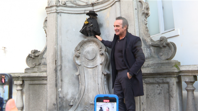 Jean Dujardin pose avec Manneken Pis.