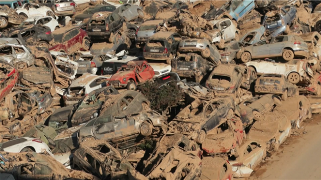 Cimetière de voitures, caves encombrées, pollution: un mois après les inondations, les dégâts sont encore visibles dans la région de Valence