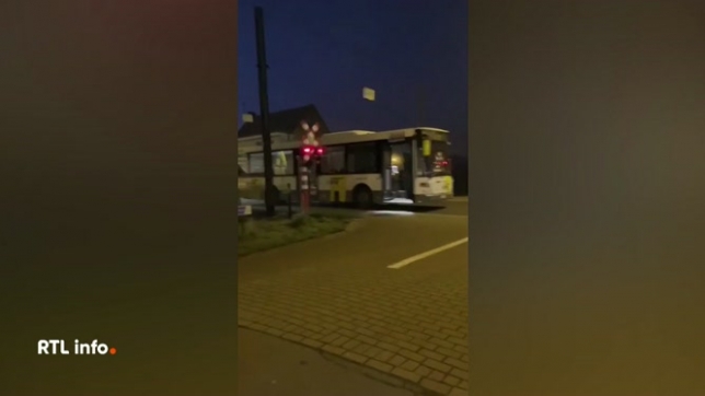 Un bus en panne percuté par un train en Flandre