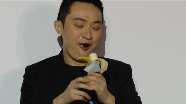 Est-ce la bouchée la plus chère de l'histoire? Acheteur à 6 millions d'euros d'une oeuvre d'art, constituée d'une banane scotchée à un mur, un homme tient sa promesse en mangeant le fruit devant les caméras, dans un luxueux hôtel de Hong Kong.