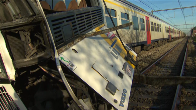 Un train est entré en collision avec un bus de la compagnie flamande de transports en commun De Lijn, ce vendredi matin, sur un passage à niveau à hauteur de Zedelgem (Flandre occidentale). Le chauffeur du bus a pu évacuer tous les passagers à temps.