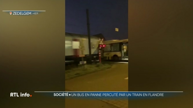Un bus en panne percuté par un train en Flandre
