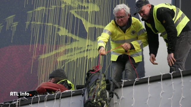 omme cette trentaine d'activistes qui ont mené une opération de désobéissance Des activistes ont mené une opération anti-black friday à l'Inno.