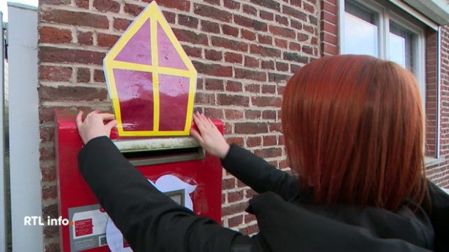 Des mamans décorent les boîtes aux lettres à l'approche de la Saint-Nicolas