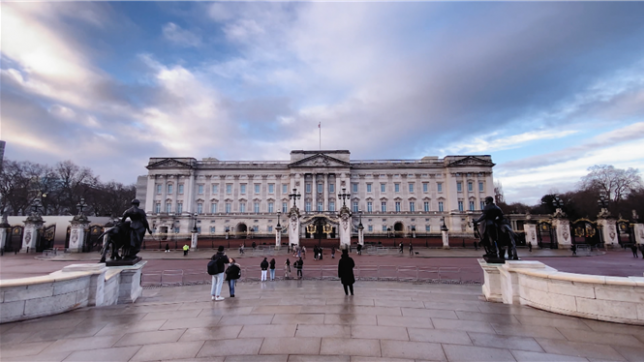 De Madrid à Londres, en passant par Windsor ou Versailles, les châteaux et palais royaux fascinent. Témoins de l’histoire, ces lieux regorgent de secrets, entre richesses architecturales, anecdotes insolites et apparitions spectrales. Décryptage de ces trésors qui continuent de captiver le monde.