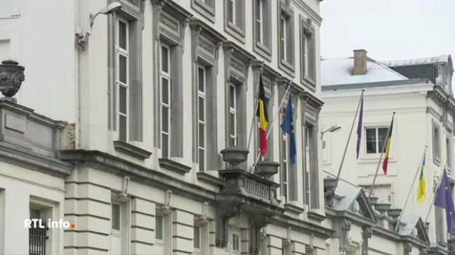 Ce sont les dossiers sensibles qui vont être évoqués. Après la sécurité et les soins de santé cette semaine, l'Arizona se penche aujourd'hui sur le volet institutionnel et demain sur le budget. Le budget qui avait été la source du dernier échec et du départ de Vooruit, les socialistes flamands.