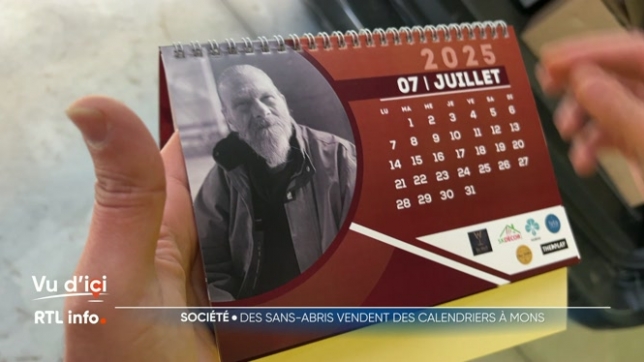 L'association Anges de Mons a créé un calendrier 2025 avec et au profit des sans-abris. Ce sont les SDF qui vendent eux-mêmes le calendrier, une façon pour eux de lier un contact avec les passants.