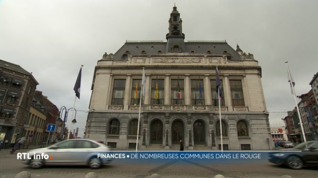 Deux rapports confidentiels concernant la situation financière de la Ville de Liège alertent sur une dette abyssale et des besoins de refinancement urgents. D'autres villes wallonnes telles que Charleroi, Namur et Mons font également face à des problèmes financiers graves.