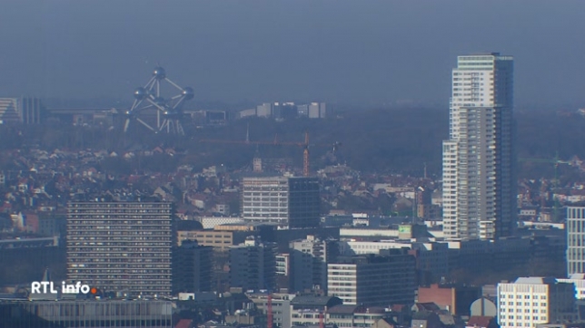 Les deux mandataires PS qui se sont succédé à la présidence du CPAS d'Anderlecht, Mustafa Akouz et Lotfi Mostefa ont annoncé vendredi en début de soirée avoir répondu favorablement à la demande d'audition de la Chambre. Le point en direct avec Benjamin Samyn.