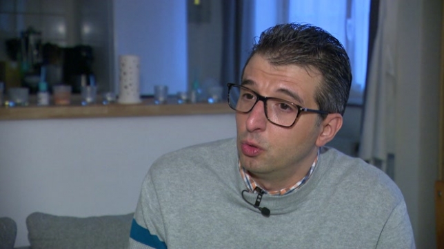 Stéphane, porteur du VIH, raconte les difficultés rencontrées depuis l’annonce de sa séropositivité. Le Namurois dit encore subir des discriminations, notamment dans sa vie sentimentale. S'il vit une vie normale grâce à un traitement, il estime que la maladie fait toujours peur dans la société et reste mal connue. En 2023, 665 personnes ont été diagnostiquées avec le VIH en Belgique, soit une augmentation de 13 % par rapport à 2022.