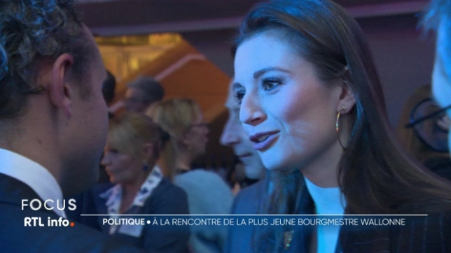 C'est donc demain que 261 bourgmestres vont prendre leurs fonctions en Wallonie. 23% d'entre eux sont des femmes. Elles sont 60 à prendre les commandes de leur commune. Si l'âge moyen des futurs Bourgmestres est de 52 ans, Victoria Vandeberg fait exception, elle n'a que 27 ans; rencontre.