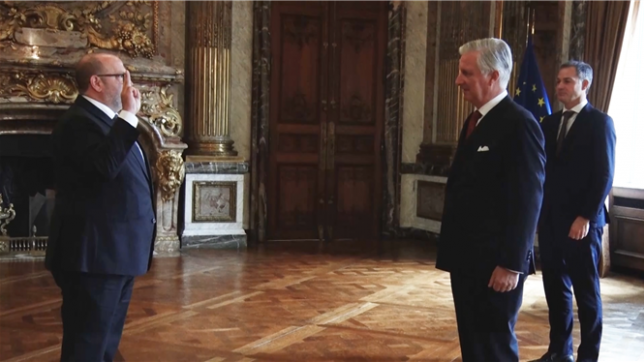 Le roi Philippe a reçu lundi Bernard Quintin en audience pour sa prestation de serment comme ministre des Affaires étrangères, des Affaires européennes, du Commerce extérieur et des Institutions culturelles fédérales. Le MR a proposé ce diplomate pour remplacer Hadja Lahbib, qui est devenue dimanche commissaire européenne. Le Premier ministre en affaires courantes Alexander De Croo était également présent.