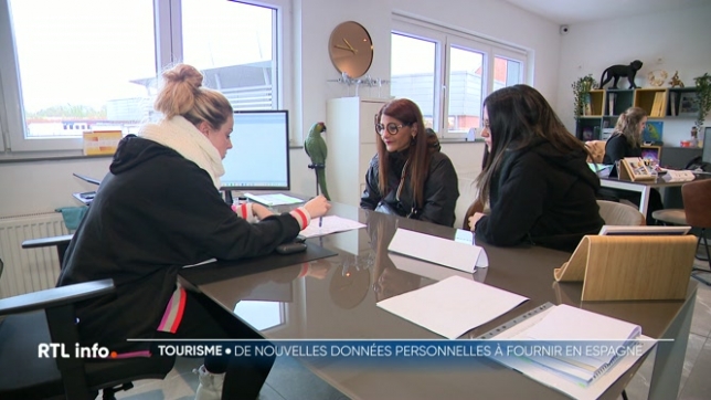 Les professionnels du tourisme sont désormais obligés de demander toute une série de données personnelles pour lutter contre le terrorisme, comme le compte en banque, par exemple. Ca, c'est pour la théorie, mais la réalité est bien différente.