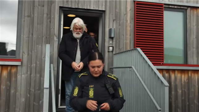 La détention du défenseur des baleines Paul Watson, arrêté fin juillet au Groenland en raison d'une demande d'extradition du Japon, a été prolongée jusqu'au 18 décembre, a annoncé lundi la police groenlandaise.