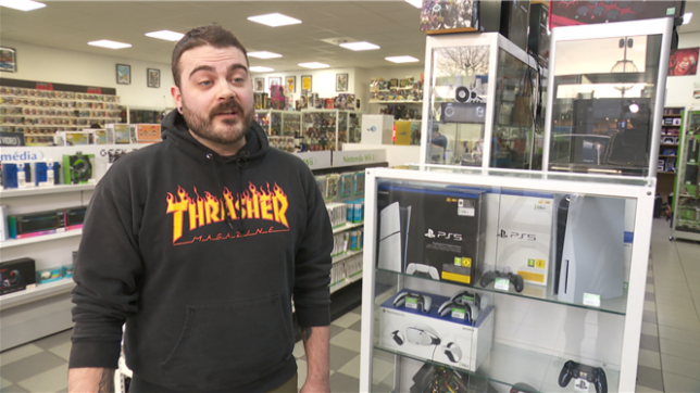 La Playstation a 30 ans, la première est sortie en 1994, rendant addicts des milliers de joueurs à travers le monde. Parmi eux, Nicolas Masson, 30 ans lui aussi, devenu vendeur chez Gamecash.