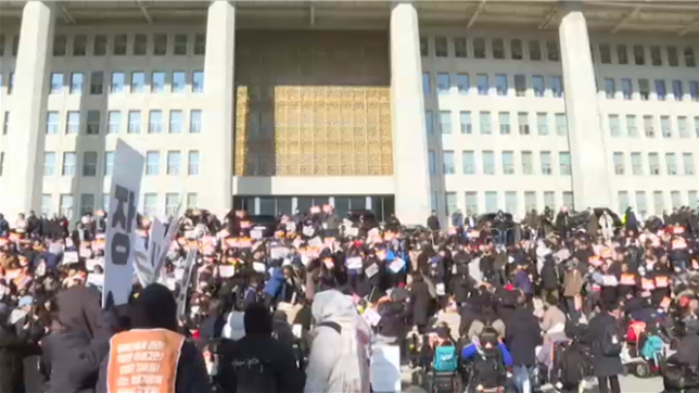 Des Sud-Coréens se réunissent pour manifester devant le bâtiment de l'Assemblée nationale et demandent que le président Yoon Suk Yeol soit arrêté après avoir tenté d'imposer la loi martiale, une mesure qu'il a été obligé d'abroger sous la pression de centaines de manifestants et des parlementaires.