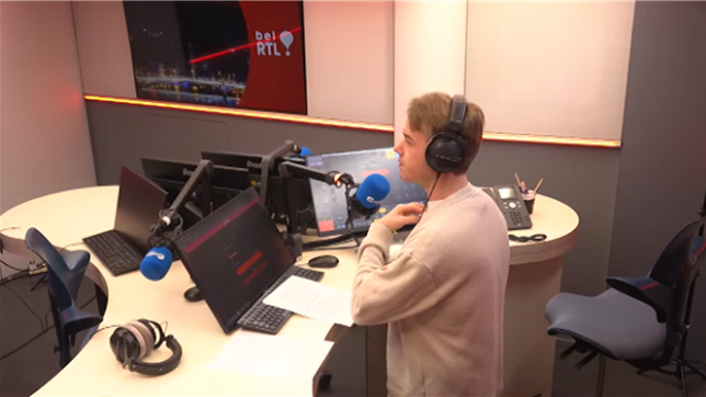 Sur scène, Hercule Poirot mène l'enquête. Son but ? Retrouver au plus vite le coupable.