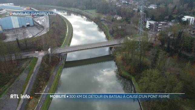 A Sambreville, un pont qui surplombe la Sambre a été fermé pour des raisons de sécurité. Les voitures ne peuvent circuler dessus et les bateaux ne peuvent plus passer dessous. Les bateliers sont obligés de faire un détour de 300 km pour contourner le problème.