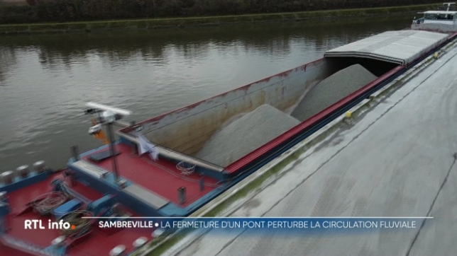 A Sambreville, un pont qui surplombe la Sambre a été fermé pour des raisons de sécurité. Les voitures ne peuvent circuler dessus et les bateaux ne peuvent plus passer dessous. Les bateliers sont obligés de faire un détour de 300 km pour contourner le problème.