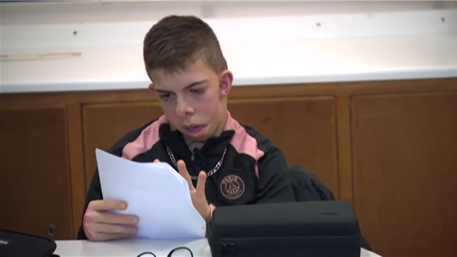 Yannis a raté les trois premiers mois de l’année scolaire. En cause? Les bus scolaires n'avaient pas la possibilité de passer le prendre à son domicile. Actuellement, il vient seulement de commencer les cours grâce à une solution… très coûteuse.