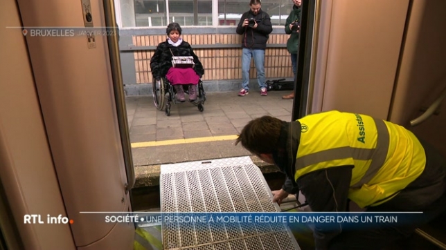 Une jeune liégeoise a frôlé la catastrophe. Alors qu'elle descendait d'un train à l'aide d'une rampe pour personne à mobilité réduite, le convoi a redémarré. Images et témoignage.