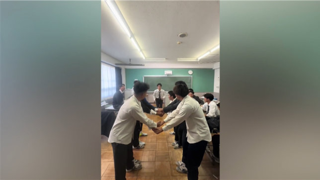 Suite à un défi diffusé sur TikTok, intitulé le Superman Challenge, un élève de l'école communale de Brasschaat s'est grièvement blessé à la tête.