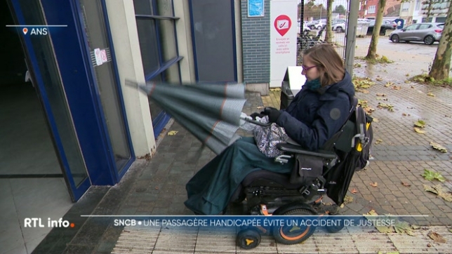 Une jeune liégeoise a frôlé la catastrophe. Alors qu'elle descendait d'un train à l'aide d'une rampe pour personne à mobilité réduite, le convoi a redémarré. Images et témoignage.