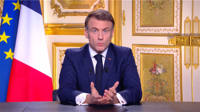 Le mandat que vous m'avez démocratiquement confié est un mandat de cinq ans et je l'exercerais pleinement jusqu'à son terme, assure Emmanuel Macron lors d'une allocution aux Français, alors qu'un nombre grandissant de responsables politiques en appellent ou évoquent sa démission.