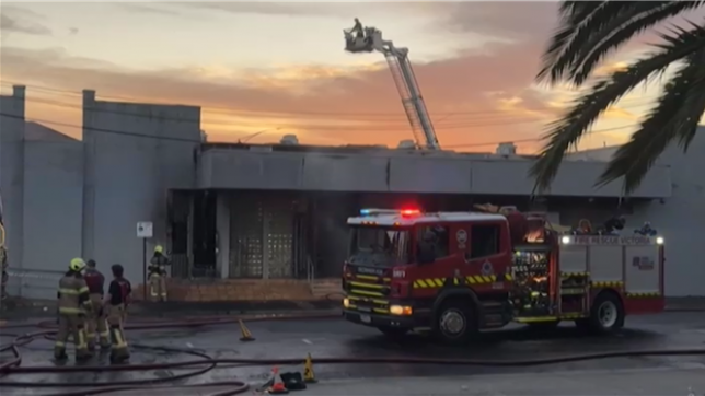 Deux individus sont recherchés en Australie pour avoir allumé un incendie dans une synagogue de Melbourne, vendredi avant l'aube, a annoncé la police, un acte condamné par le Premier ministre du pays océanien et qui n'a fait aucun blessé.