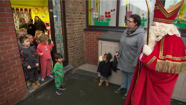 Saint-Nicolas a offert une nuit magique aux élèves de l’école communale du Trou au Sable à Quaregnon. Réveillés par le grand Saint et ses ânes, 45 enfants ont vécu un moment inoubliable, entre chants, cadeaux et souvenirs plein la tête.