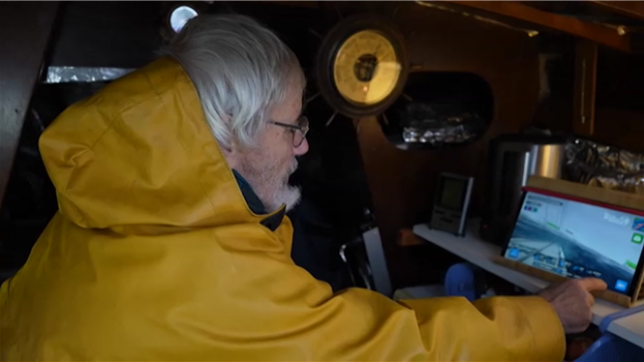 Le vent fraîchit et le Cap de Bonne-Espérance n'est plus très loin. Toutes voiles dehors, Bernard Poitau n'a pourtant pas avancé d'un pouce depuis son départ en solitaire sur le Vendée Globe, une aventure qu'il a choisi de vivre, à 71 ans, au milieu de son pré.