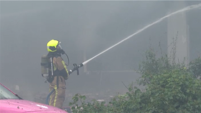 Suite à un incendie, un immeuble s’est partiellement effondré aux Pays-Bas. Le bâtiment abritait des magasins au rez-de-chaussée et des appartements sur trois étages.