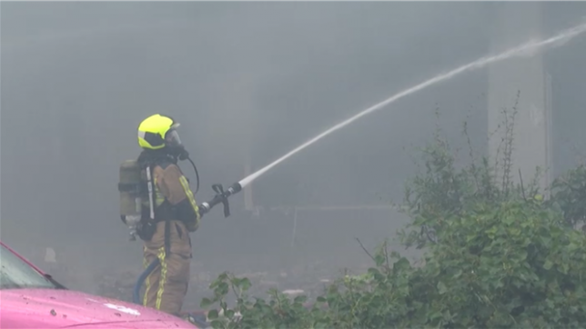 A La Haye, un incendie s'est déclaré suite à une explosion. Plusieurs personnes blessées ont été transportées à l'hôpital, et deux corps ont été retrouvés sous les décombres.