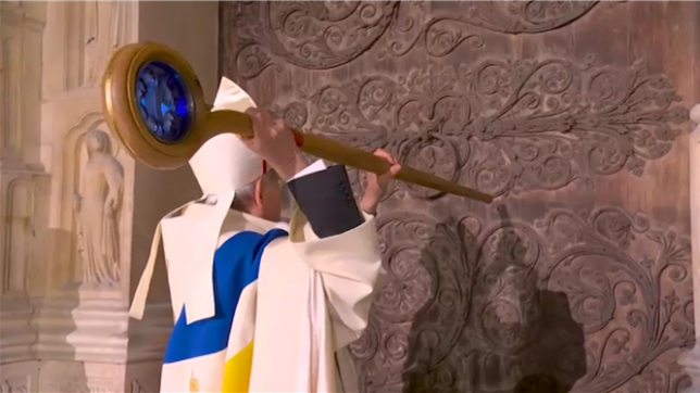 La cathédrale Notre-Dame de Paris a rouvert ses portes samedi soir, plus de 5 ans après l'incendie qui l'a ravagée en 2019, sous les yeux d'une quarantaine de chefs d'Etat et de gouvernement, dont Emmanuel Macron et Donald Trump.

Ses portes se sont rouvertes à 19h21 (18h21 GMT), après que l'archevêque de Paris Laurent Ulrich a symboliquement frappé trois coups à trois reprises avec une crosse, le bâton signifiant sa mission pastorale.