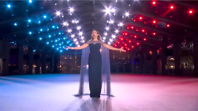 C'est avec la Marseillaise que se clôture la cérémonie. L'artiste lyrique américaine a interprété l'hymne national français sur le parvis de la cathédrale Notre-Dame de Paris.