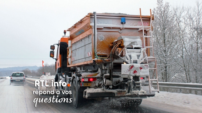 Un camion dépose du sel sur une route