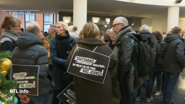 250 directeurs d'école secondaire catholiques manifestent ce matin pour dénoncer les mesures qui vout toucher l'enseignement qualifiant. La Fédération Wallonie-Bruxelles va fermer certaines options et réduire les dépenses de 15 millions d'euros par an.