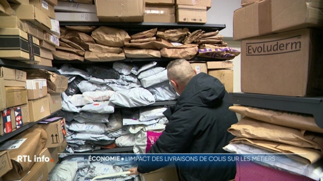 A deux semaines de Noël, les employés de Bpost travaillent sans relâche, surtout pour expédier les colis commandés par les Belges. Mercredi dernier, Bpost a livré 813.000 colis en un jour. Ajoutez à cela les colis expédiés par les entrepriss privées.