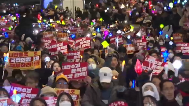 Le ministère de la Justice sud-coréen a imposé lundi une interdiction de quitter le territoire au président Yoon Suk Yeol, sous le coup d'une enquête pour rébellion après sa proclamation éphémère de la loi martiale il y a six jours et poussé vers la sortie par les siens.
