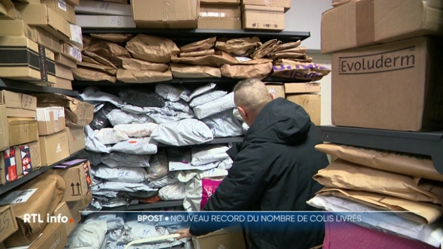 A deux semaines de Noël, les employés de Bpost travaillent sans relâche, surtout pour expédier les colis commandés par les Belges. Mercredi dernier, Bpost a livré 813.000 colis en un jour. Ajoutez à cela les colis expédiés par les entrepriss privées.