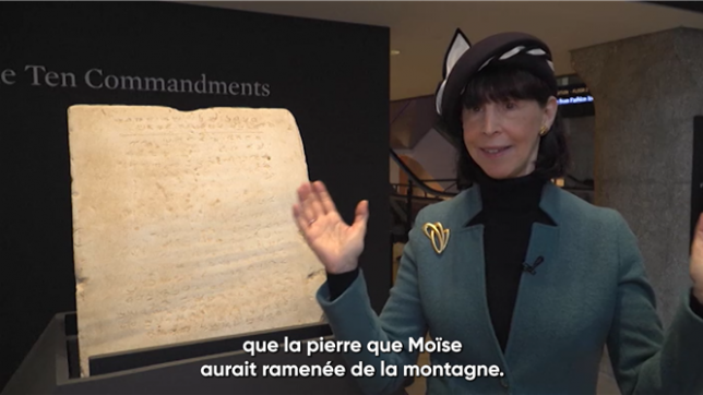 Sotheby's met en vente à New York la plus ancienne tablette gravée des Dix Commandements, estimée entre 1 et 2 millions de dollars. Une spécialiste de la maison de vente aux enchères décrit cet objet vieux de 1 500 ans comme absolument électrisant, expliquant qu'il a probablement les mêmes dimensions que la pierre que Moïse aurait descendue de la montagne.
